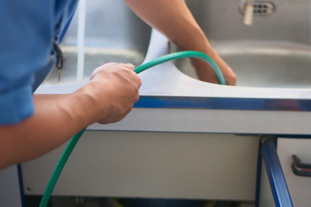 キッチンの排水口の流れが悪いまま放置すると起こる3つのトラブル