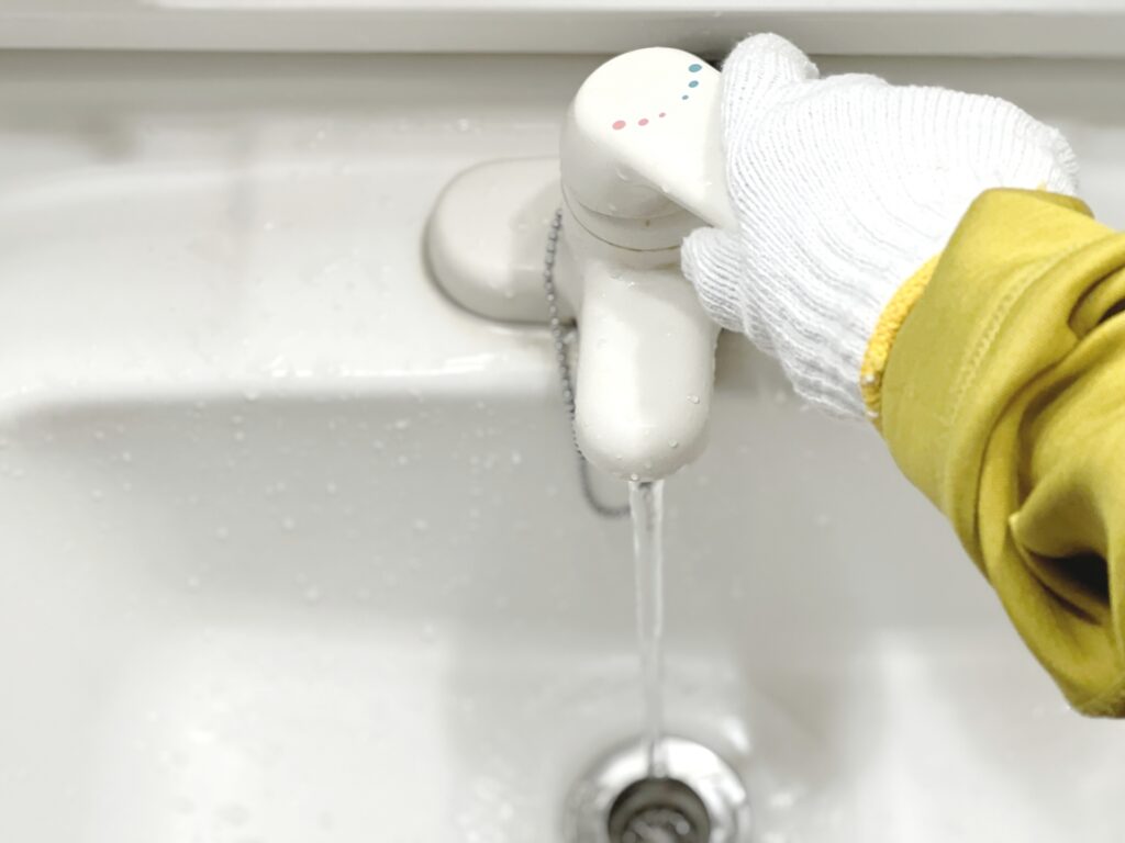 洗面台の下から水漏れが発生したら水道業者に依頼しよう