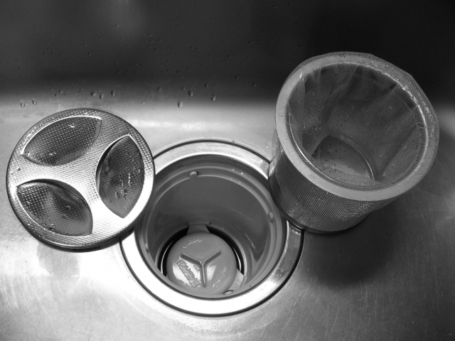 キッチンの排水口汚れの原因になる4つのもの