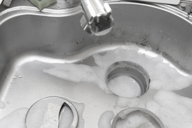 キッチンの排水口がつまった際に便利な道具4選