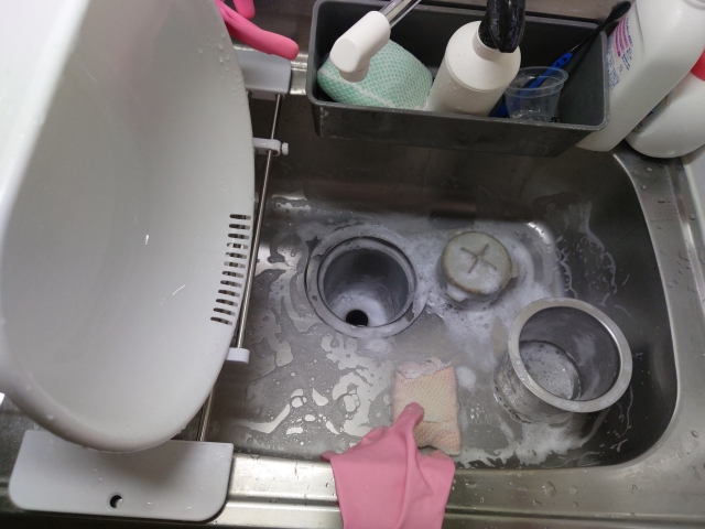 キッチンの排水口を触らずに掃除できるアイテム4選